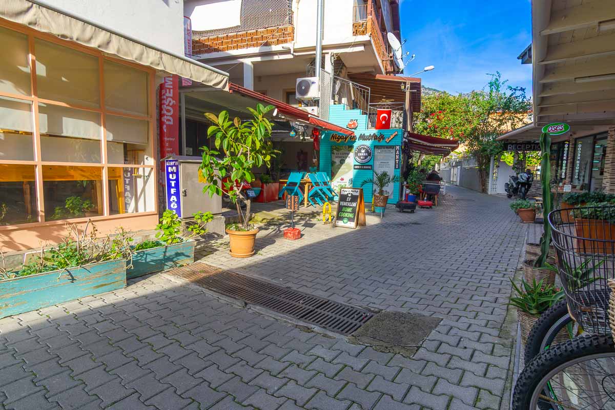 Göcek Çarşıda Kiralık Giriş Katı