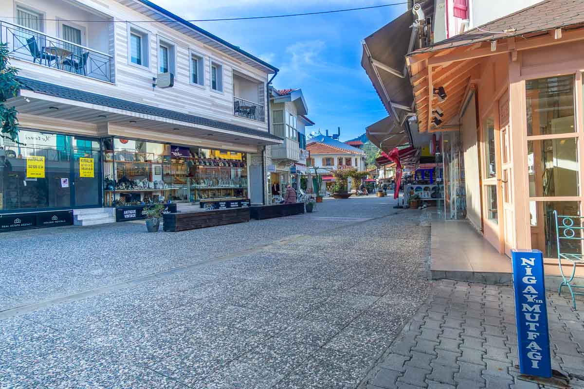 Göcek Çarşıda Kiralık Giriş Katı