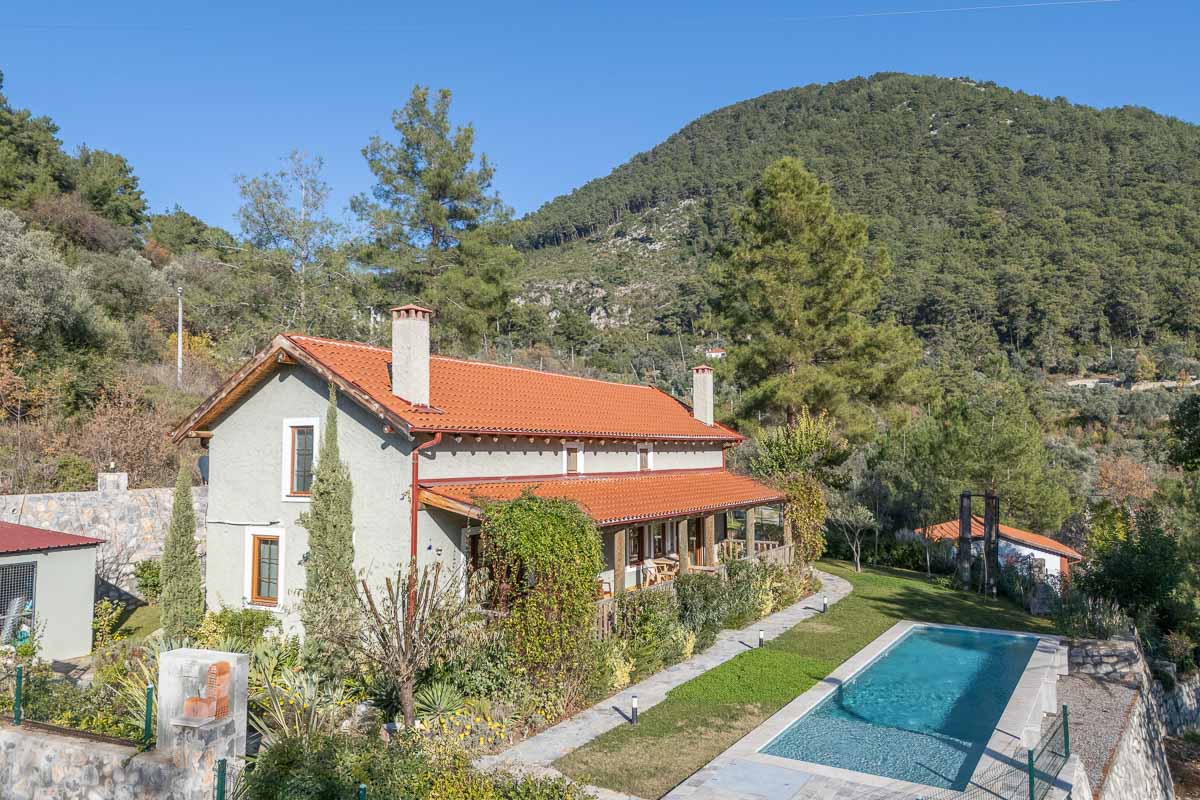 Gökçeovacık’ta Manzaralı Bahçeli Ev