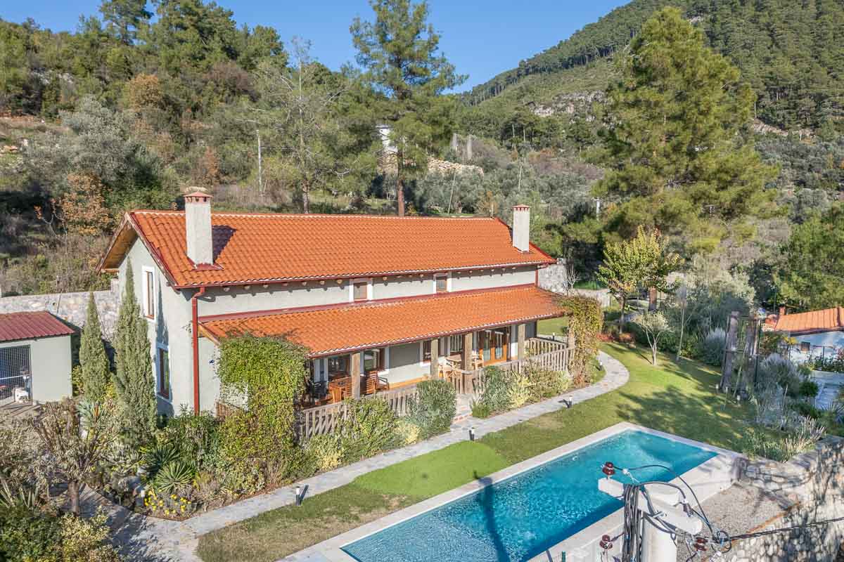 Gökçeovacık’ta Manzaralı Bahçeli Ev