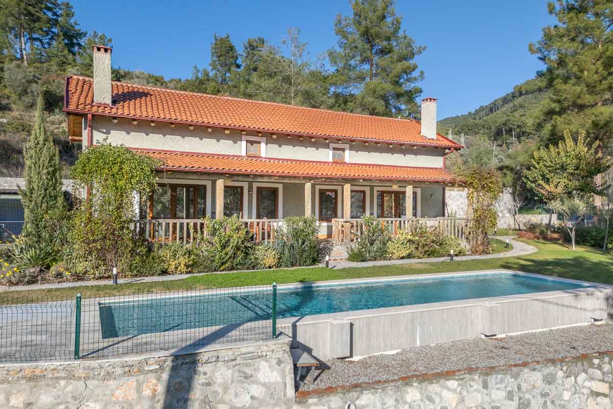 Gökçeovacık’ta Manzaralı Bahçeli Ev