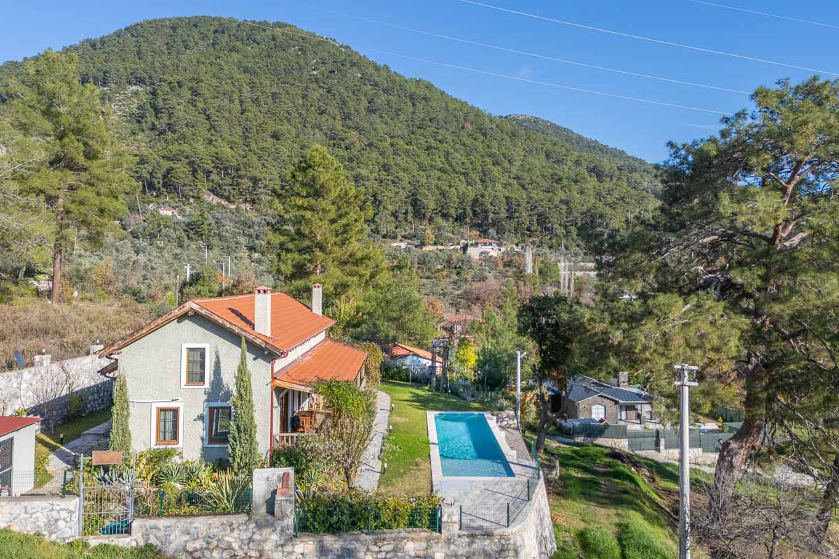 Gökçeovacık’ta Manzaralı Bahçeli Ev