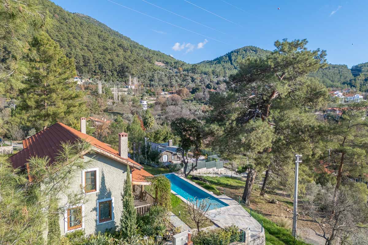 Gökçeovacık’ta Manzaralı Bahçeli Ev