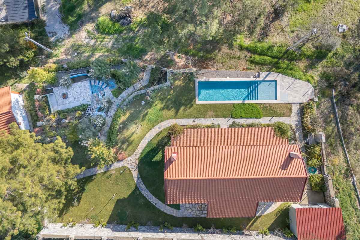 Gökçeovacık’ta Manzaralı Bahçeli Ev