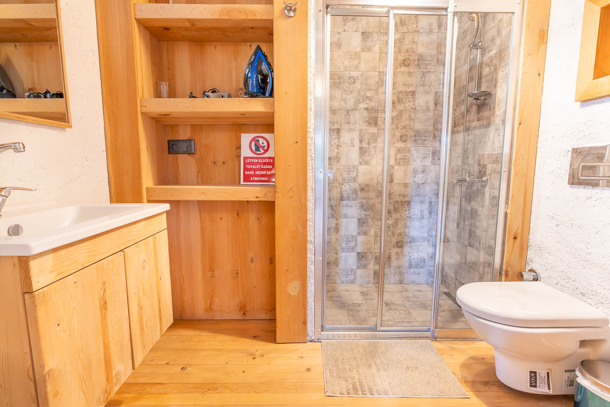 Gökçeovacık’ta Manzaralı Bahçeli Ev