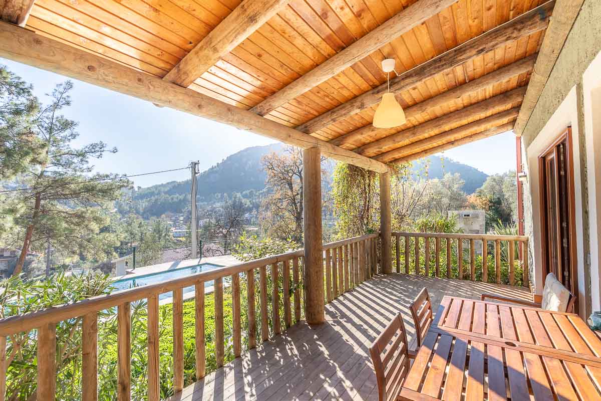 Gökçeovacık’ta Manzaralı Bahçeli Ev