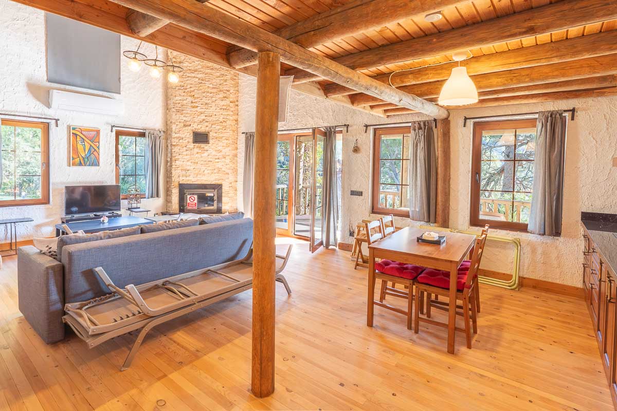 Gökçeovacık’ta Manzaralı Bahçeli Ev