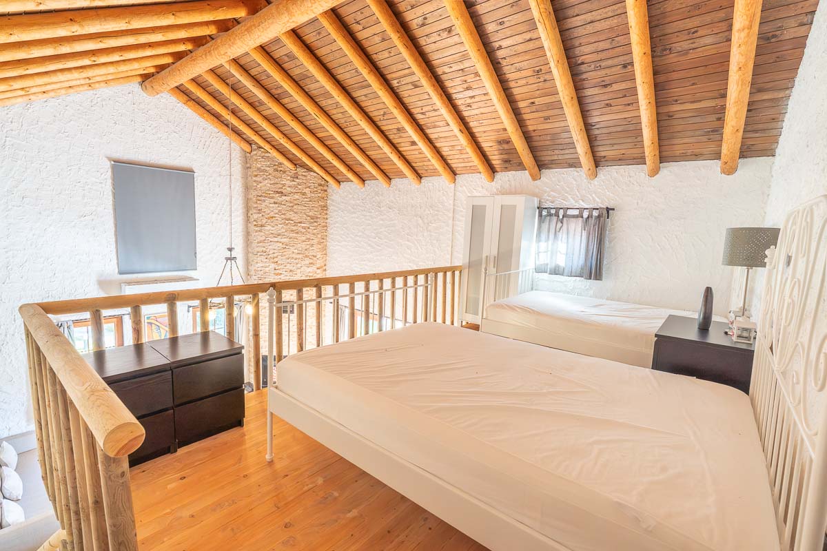 Gökçeovacık’ta Manzaralı Bahçeli Ev