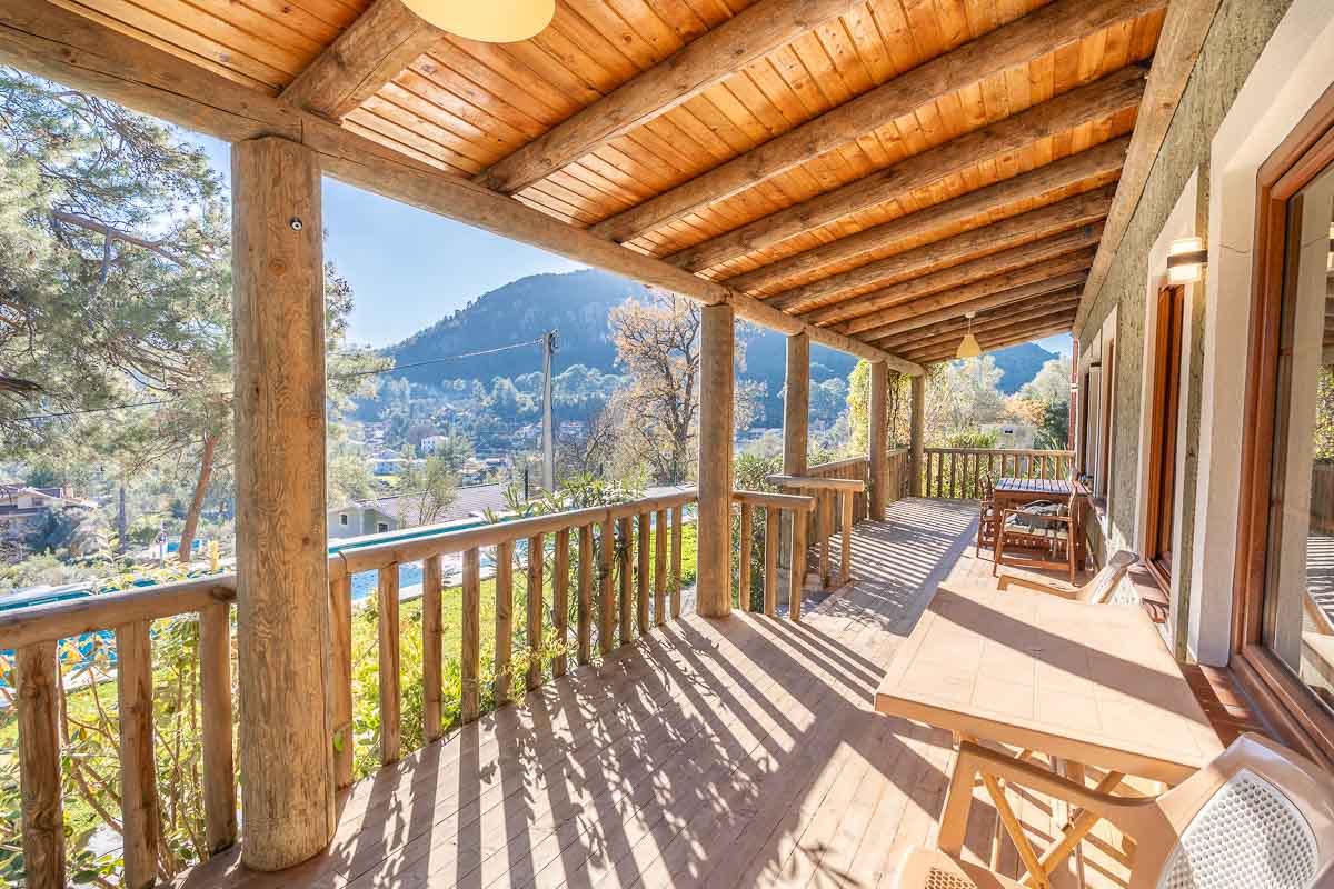 Gökçeovacık’ta Manzaralı Bahçeli Ev