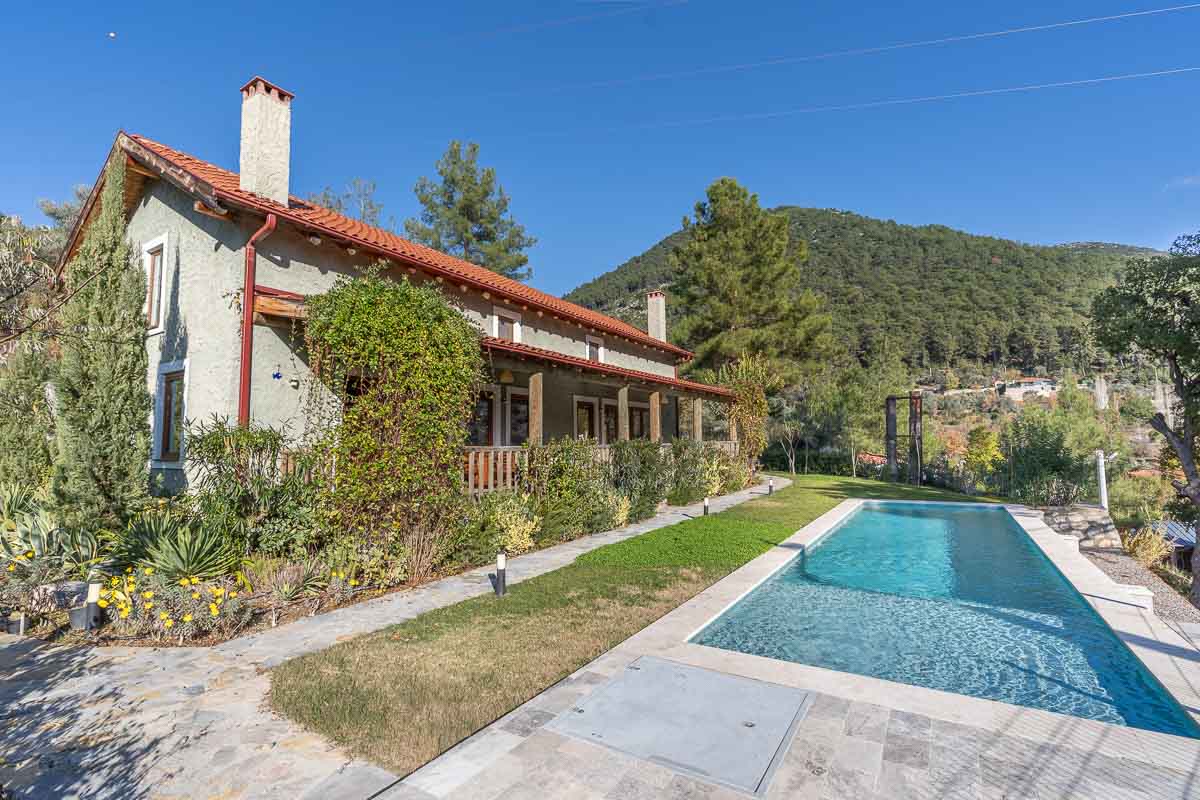 Gökçeovacık’ta Manzaralı Bahçeli Ev