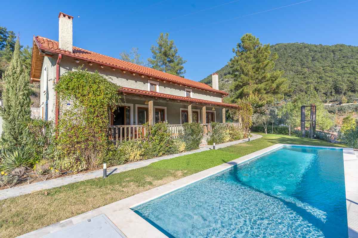 Gökçeovacık’ta Manzaralı Bahçeli Ev