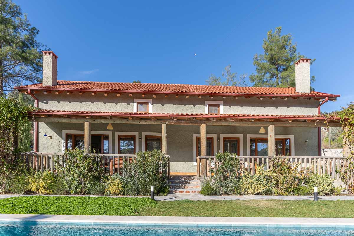 Gökçeovacık’ta Manzaralı Bahçeli Ev