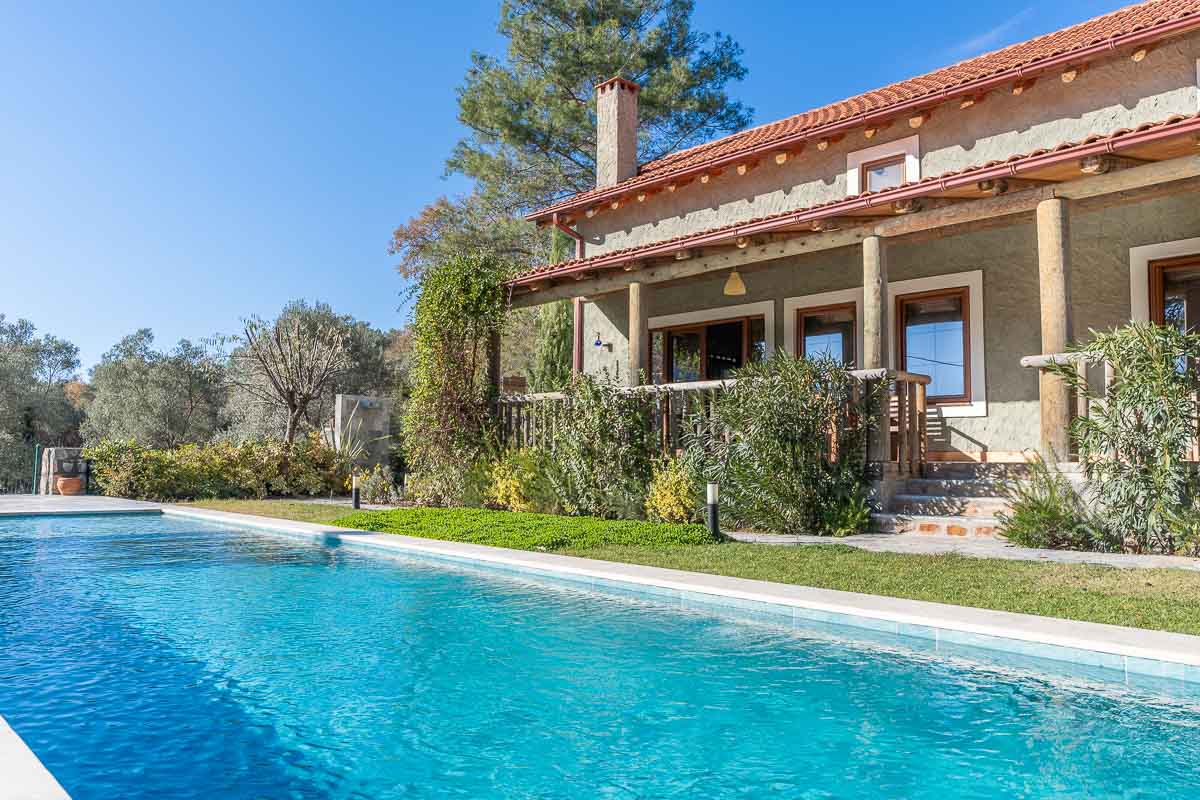 Gökçeovacık’ta Manzaralı Bahçeli Ev