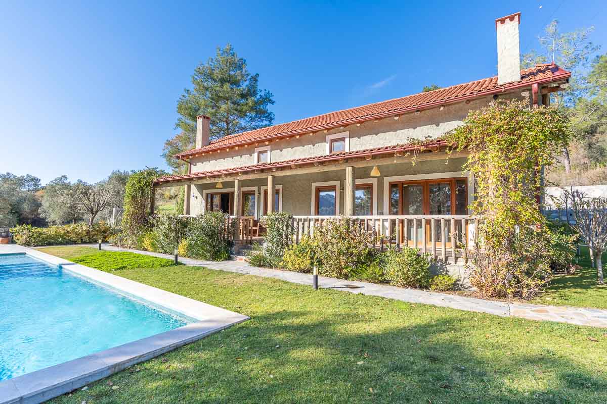 Gökçeovacık’ta Manzaralı Bahçeli Ev