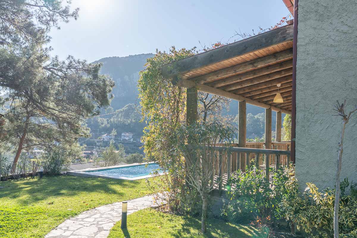 Gökçeovacık’ta Manzaralı Bahçeli Ev