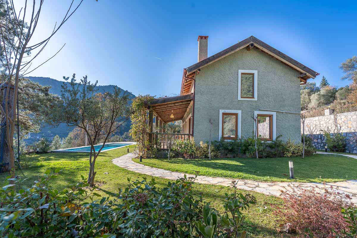 Gökçeovacık’ta Manzaralı Bahçeli Ev