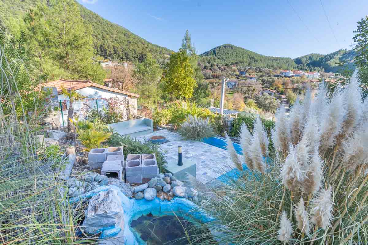 Gökçeovacık’ta Manzaralı Bahçeli Ev