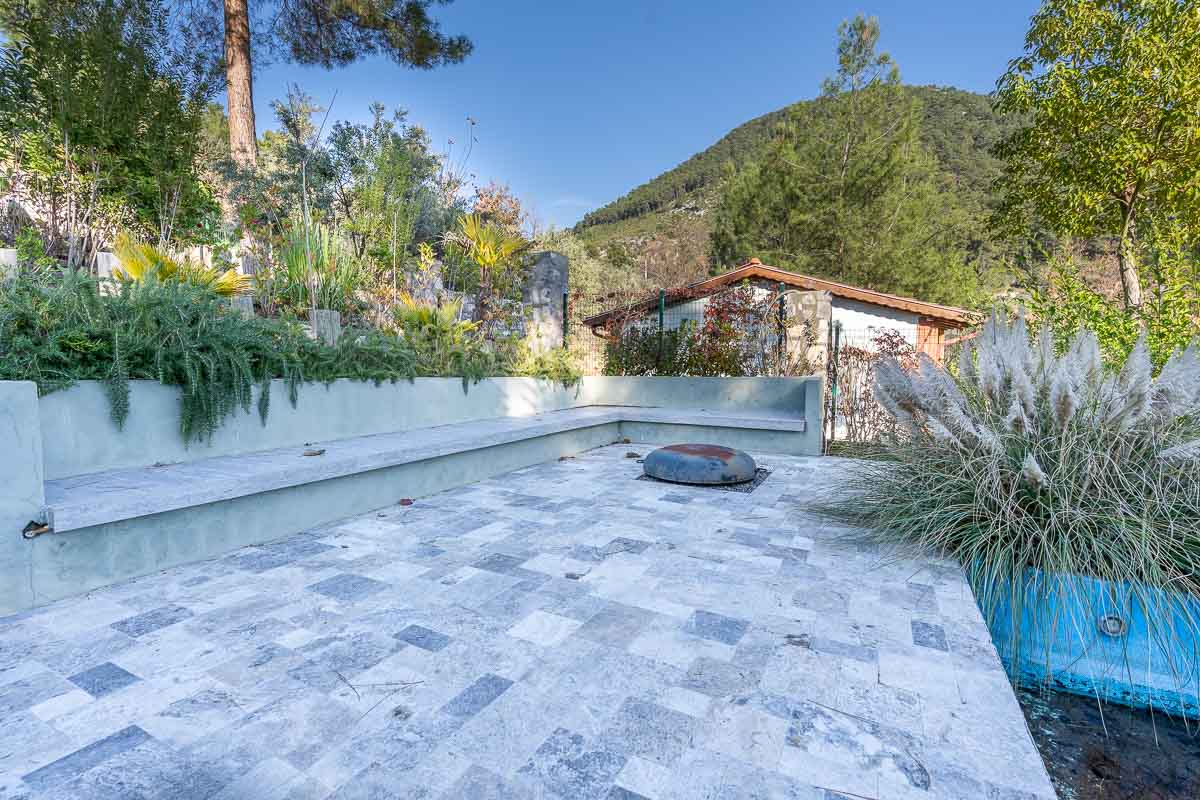 Gökçeovacık’ta Manzaralı Bahçeli Ev