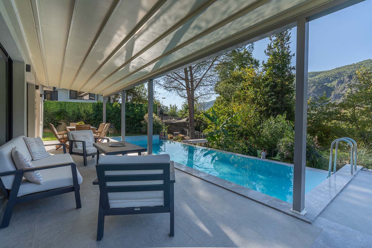 İnlice’de Bahçeli Havuzlu Villa