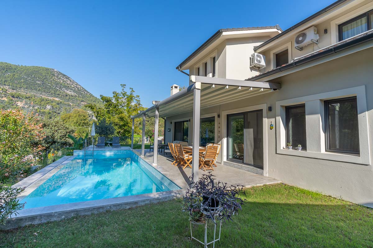 İnlice’de Bahçeli Havuzlu Villa