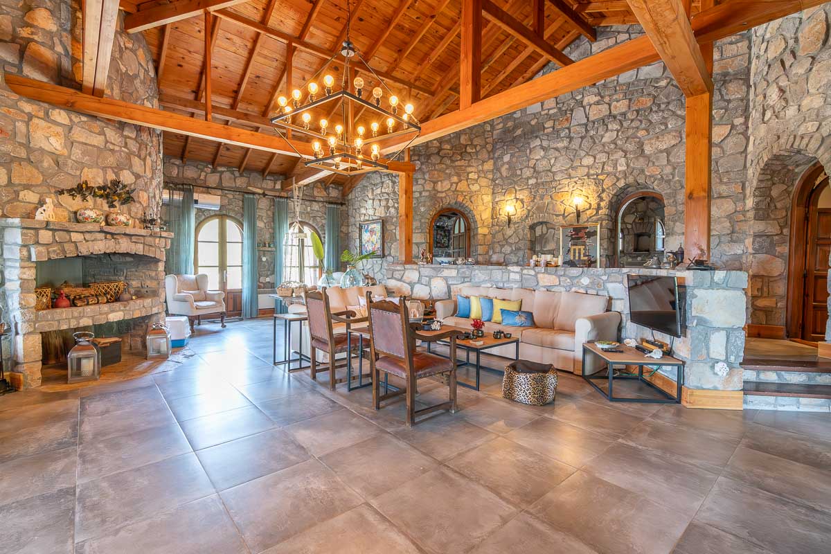 5.000 m² Arazi içinde Taş Ev