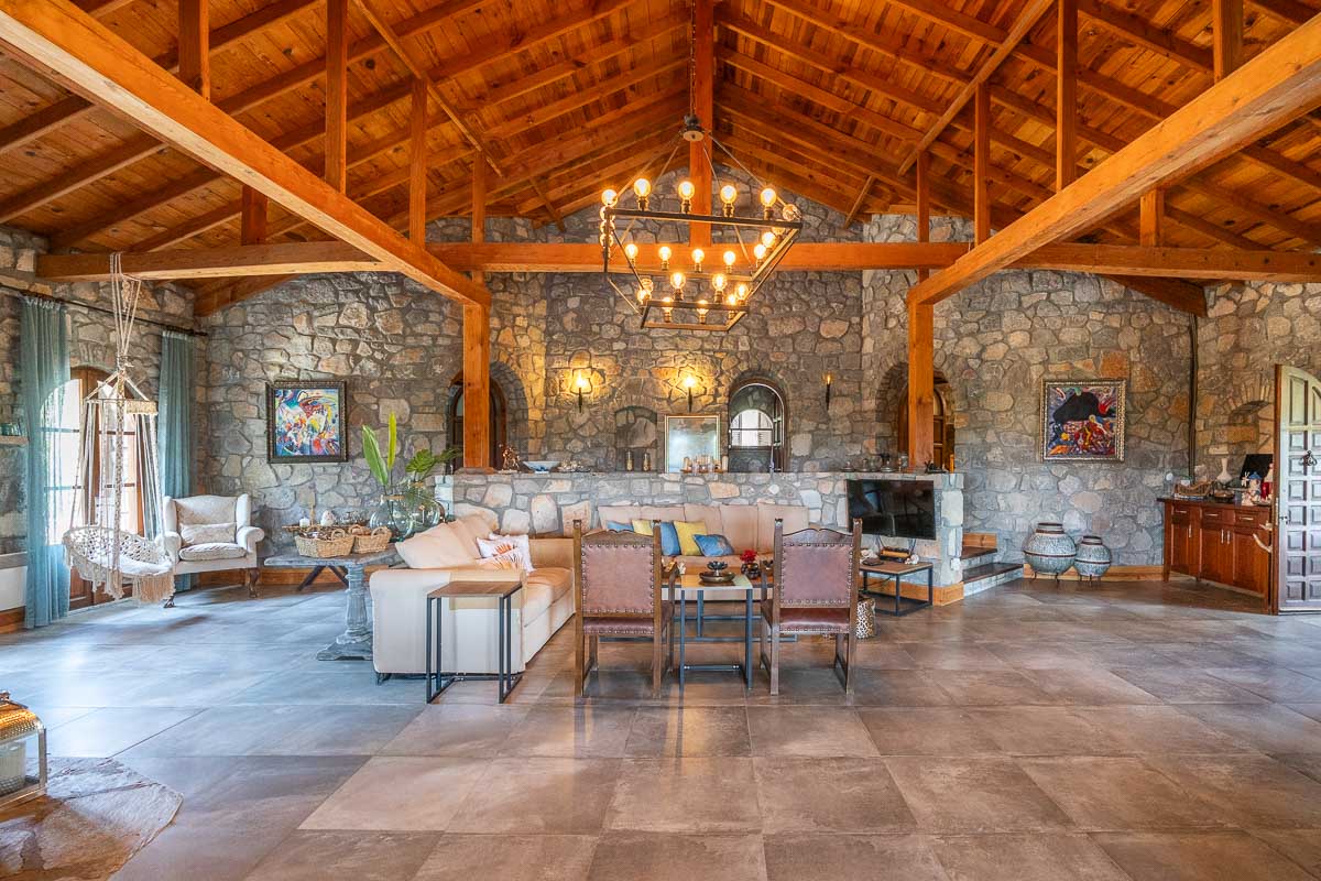 5.000 m² Arazi içinde Taş Ev