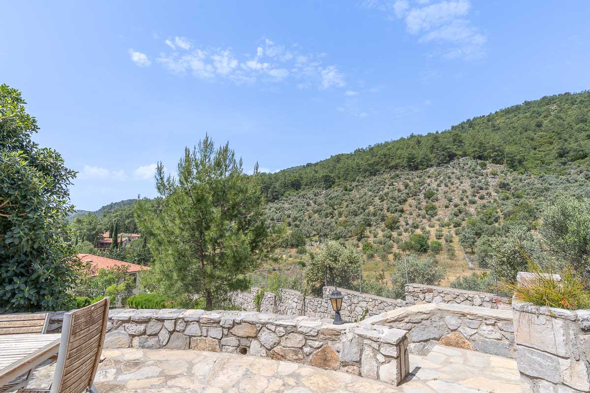 5.000 m² Arazi içinde Taş Ev