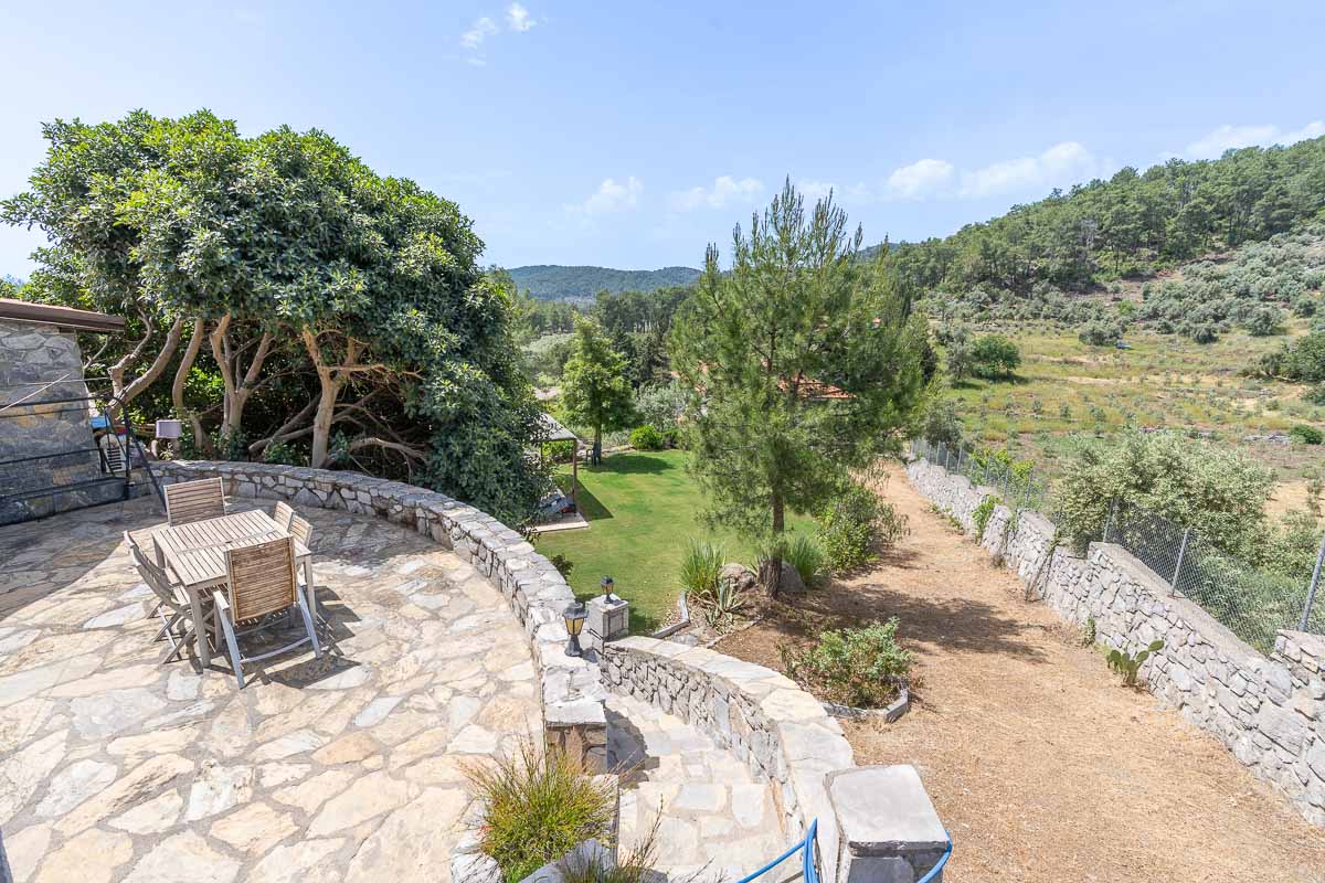 5.000 m² Arazi içinde Taş Ev