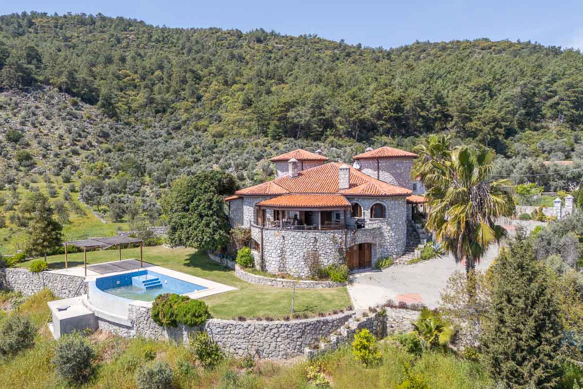 5.000 m² Arazi içinde Taş Ev