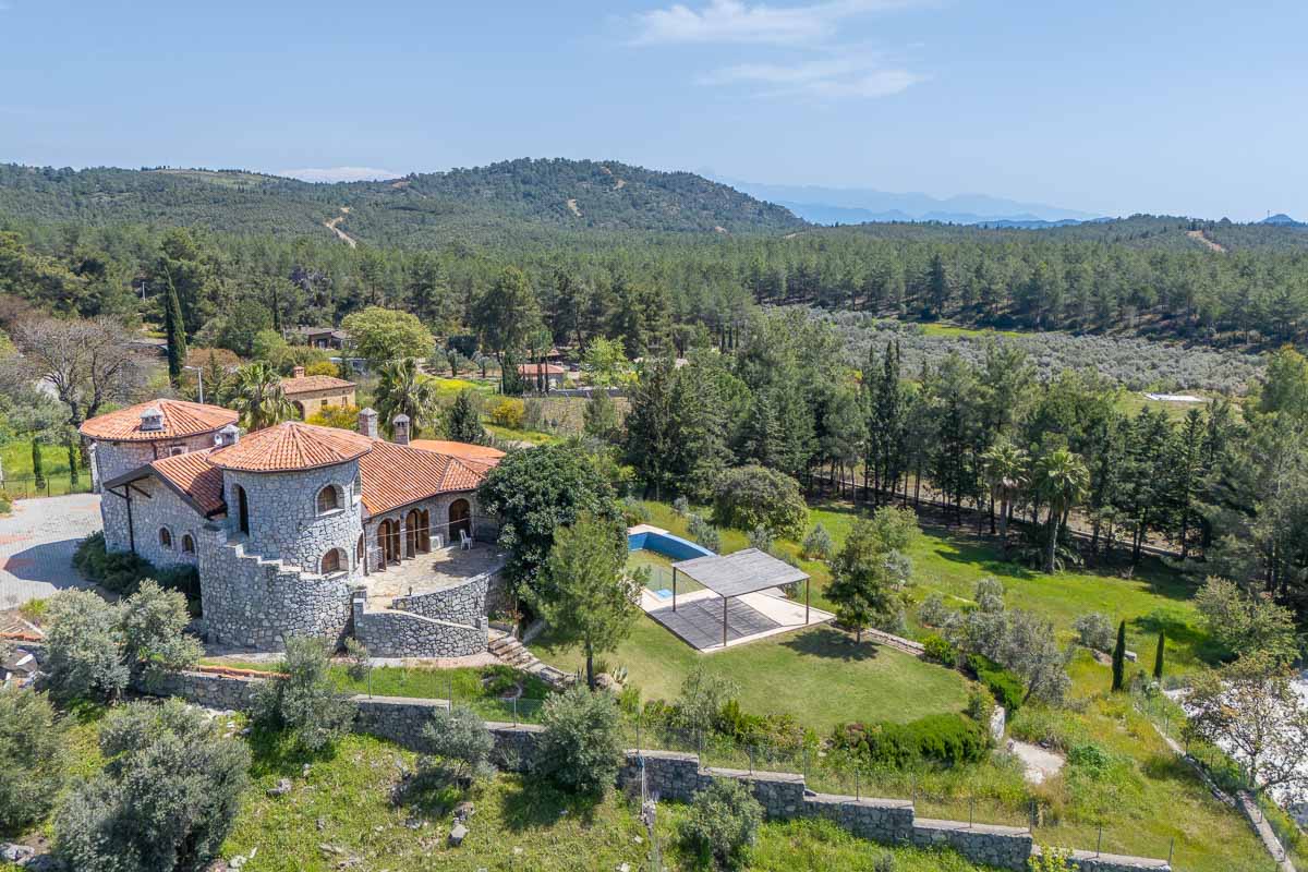 5.000 m² Arazi içinde Taş Ev