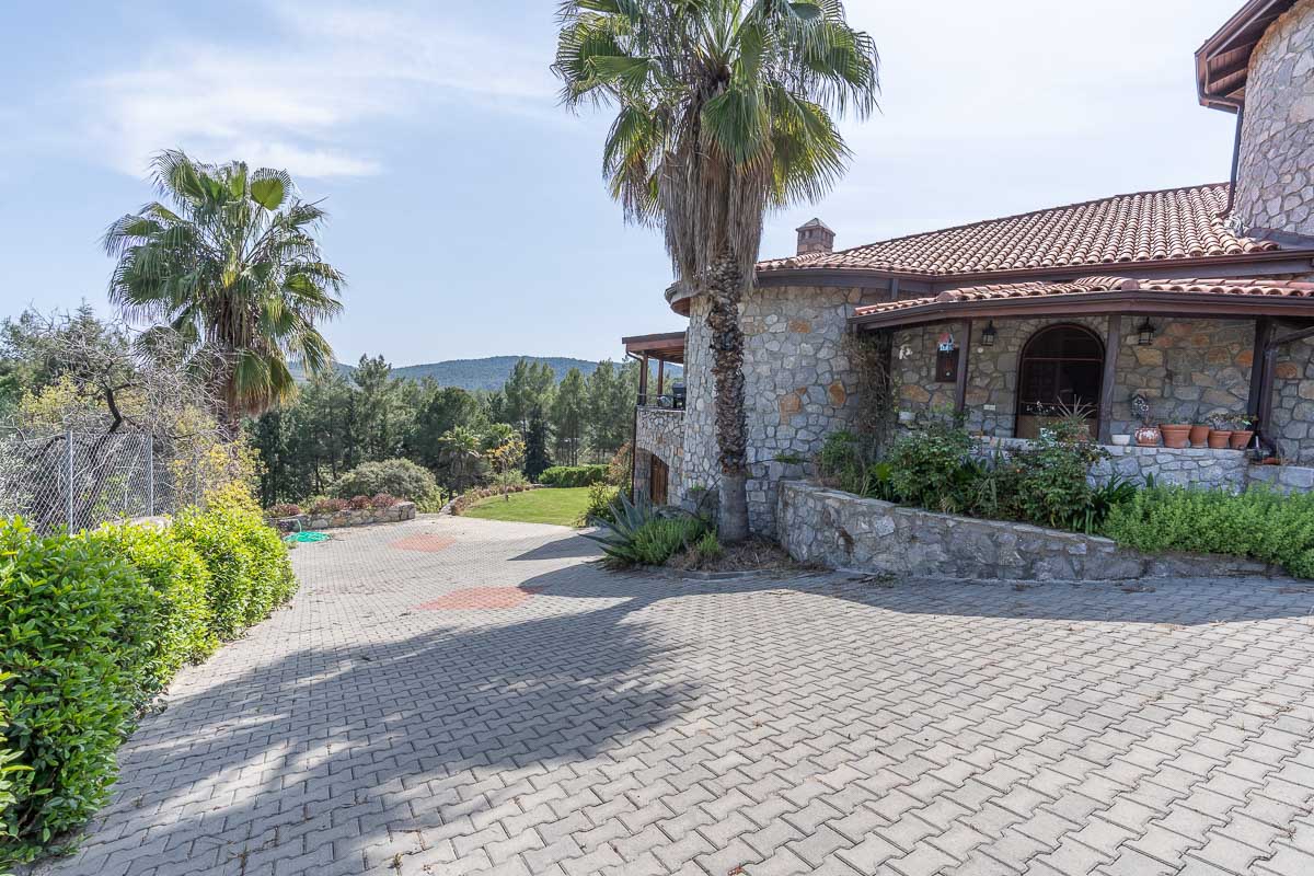 5.000 m² Arazi içinde Taş Ev