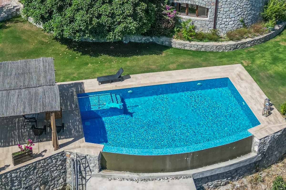 5.000 m² Arazi içinde Taş Ev
