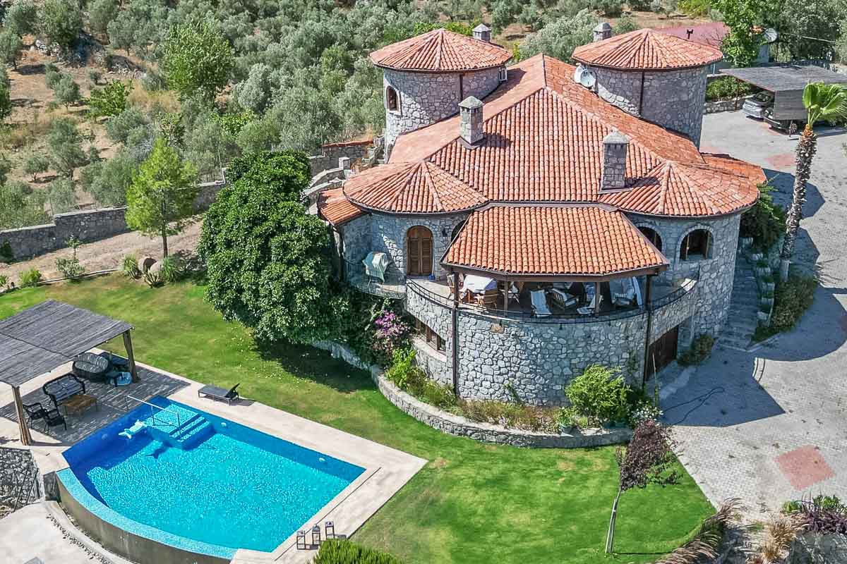 5.000 m² Arazi içinde Taş Ev