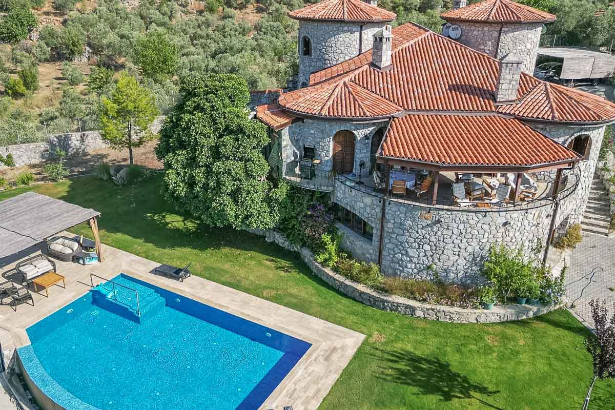 5.000 m² Arazi içinde Taş Ev